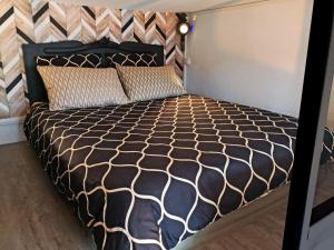 LINTIMISTE à Saint Lô - Atypique - Studio Duplex Privé tout équipé - Gare - Centre - Parking gratuit - Entrée autonome - Chambre en mezzanine - Wifi - Netflix - Lave-linge