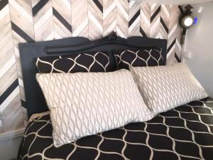 Appartements L'INTIMISTE a Saint Lo - Atypique - Studio Duplex Prive tout equipe - Gare - Centre - Parking gratuit - Entree autonome - Chambre en mezzanine - Wifi - Netflix - Lave-linge : photos des chambres