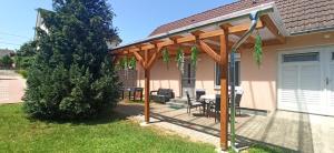 Klimatizált, medencés, jakuzzis nyaraló a Balatonnál!