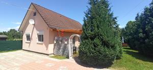 Klimatizált, medencés, jakuzzis nyaraló a Balatonnál!