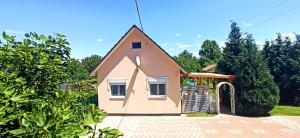 Klimatizált, medencés, jakuzzis nyaraló a Balatonnál!