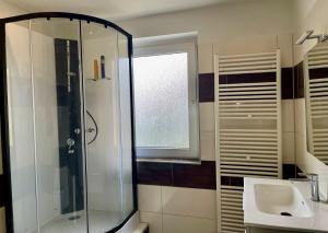 2-Schlafzimmer-Wohnung mit Parkplatz-Balkon-Küche- Garten, Nahe DUS Airport, Messe