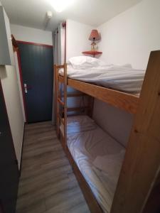 Studio plein sud pied des pistes avec casier à skis