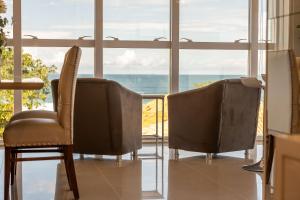 Costa Leste 203 - Apto com 2 suítes - 50 metros da Praia do Mariscal!