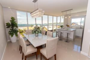 Costa Leste 203 - Apto com 2 suítes - 50 metros da Praia do Mariscal!