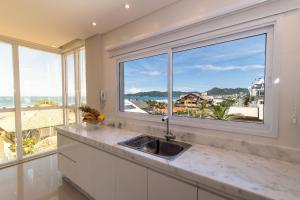 Costa Leste 203 - Apto com 2 suítes - 50 metros da Praia do Mariscal!