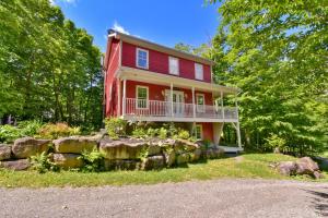 Nature retreat with HOT TUB and lake access & watercraft