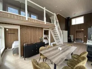 Trivelig og nylig oppført hytte med innendørs peis - Strond