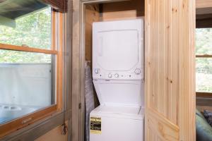 Lakeside Rendezvous by Stony Brook Cabins