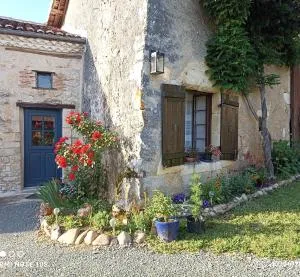 Studio cosy en pleine nature dans maison en pierre avec piscine et wifi - Négrondes