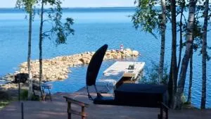 Mukava pieni 2-4h mökki min 2 vrk Saimaan rannalla, poreallas, puusauna, Wi-Fi, Smart TV, parivuode ja vuodesohva - Simola