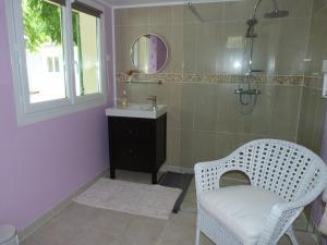 B&B / Chambres d'hotes LE CLOS D'EMELINE : Chambre Double avec Salle de Bains Privative