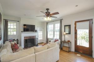 Golf Views, Porch Vibes, 3mi to Broadway!