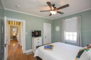 Golf Views, Porch Vibes, 3mi to Broadway!