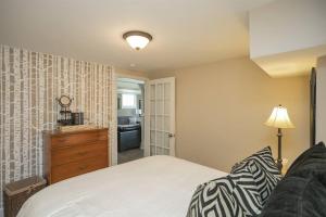 Golf Views, Porch Vibes, 3mi to Broadway!