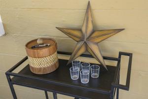 Golf Views, Porch Vibes, 3mi to Broadway!