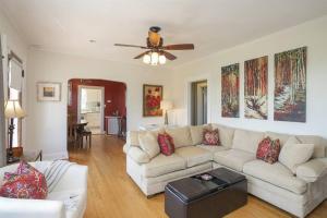 Golf Views, Porch Vibes, 3mi to Broadway!