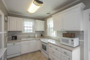 Golf Views, Porch Vibes, 3mi to Broadway!