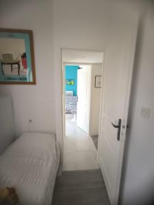 à moins de 100 m de la plage à pied