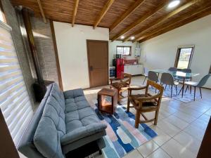 Cabaña con piscina y tinaja, cercana a playas