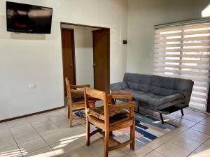 Cabaña con piscina y tinaja, cercana a playas