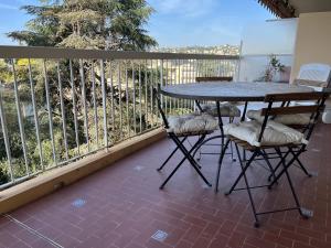 F1 au calme dans la verdure, terrasse, piscine et parking