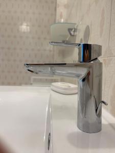 F1 au calme dans la verdure, terrasse, piscine et parking