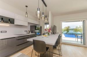 Apartment Adriatic with pool