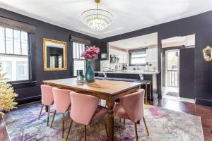 Minutes to Downtown, Walkable to Shopping & Dining