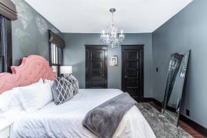 Minutes to Downtown, Walkable to Shopping & Dining