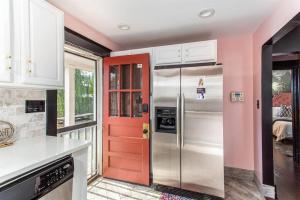 Minutes to Downtown, Walkable to Shopping & Dining