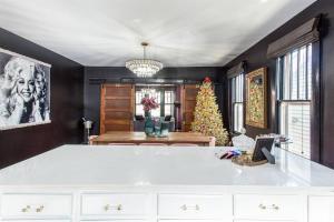 Minutes to Downtown, Walkable to Shopping & Dining