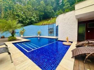 Luxo e conforto a 15 minutos do centro de Petrópolis com arrumadeira - Meio do Serra