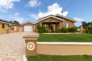 5 BedRmOasis DraxHall Pool Gym - Steer Town