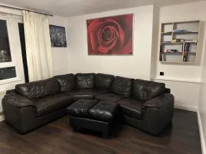 Stylish 1BR Apt w Fireplace & High-Speed WiFi - London