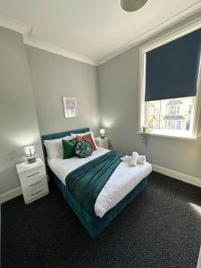 Large 3 Bedroom, 4 beds, City Apartment,near utilita arena free on-site parking