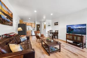 Heavenly Lakeside Retreat Close to downtown