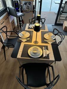 Hausboot KOMET Luxus und Natur pur max 5 Pers