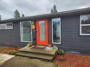 Catch the end of Summer! Cute, comfy, quiet Hillsboro Bungalow