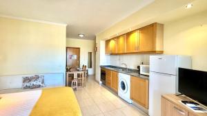 Praia da Rocha, 601 Faia, Lovely Studio, Pool, Air Conditioning and Free WIFI, by IG