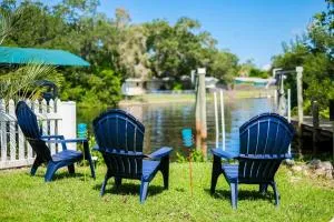 Pool - Beach Supplies - Outdoor Shower - PingPong Table - 布雷登顿