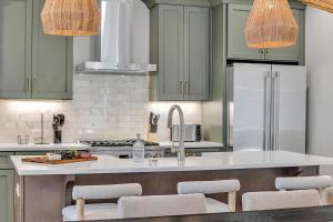 Alto-Private Rooftop Deck-8 Mins to Broadway