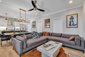 Bass - Private Rooftop - 8 mins to Broadway