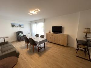 Appartements Appartement T3 avec Terrasse et Garage en Plein Centre de Royan, Proche Plages et Marche - FR-1-71-107 : photos des chambres