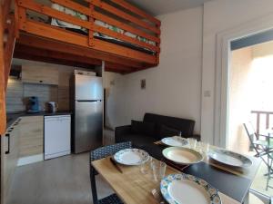 Appartement Moderne T2 Mezzanine - Parking et Terrasse - 5 Pers, Proche Plage - FR-1-795-13