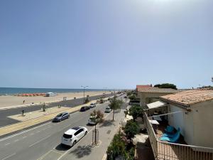 Narbonne-Plage : T4 en 1ère ligne, 7P, balcon, parking, accès plage direct - FR-1-795-6