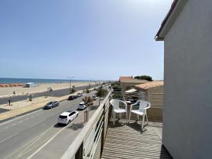 Narbonne-Plage : T4 en 1ère ligne, 7P, balcon, parking, accès plage direct - FR-1-795-6
