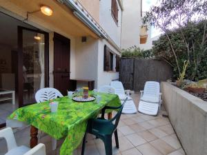Appartement T2 Saint-Pierre-La-Mer: Terrasse, Parking Privé, Tennis - 4 Pers. - FR-1-795-23