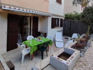 Appartement T2 Saint-Pierre-La-Mer: Terrasse, Parking Privé, Tennis - 4 Pers. - FR-1-795-23