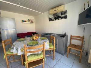 Villa T3 Mezzanine à Saint-Pierre-La-Mer, Climatisée, Terrasse, Parking Privé, 6 Pers. - FR-1-795-41